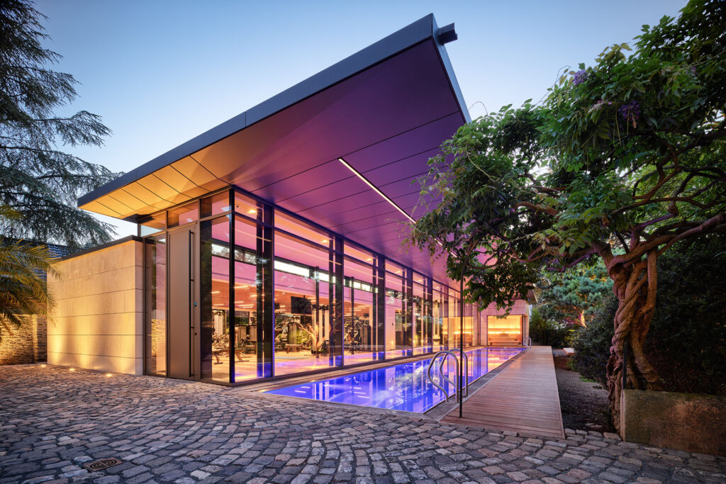 Modernes Gartenhaus mit Pool und Glasfassade